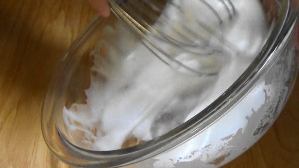 卵白を泡立てて、砂糖を少しずつ加えながらしっかり泡立てます。