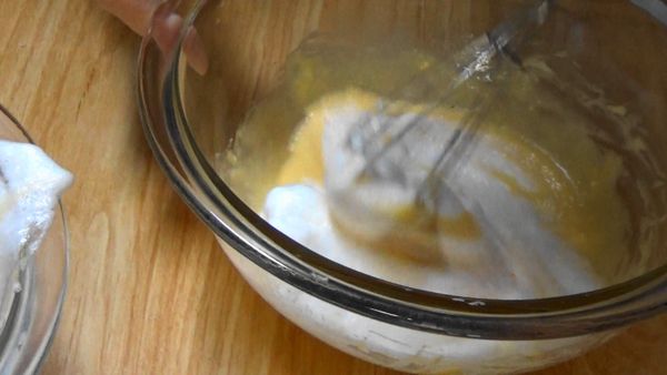 ２の生地に３を２回に分けて加え、さっくり混ぜます。