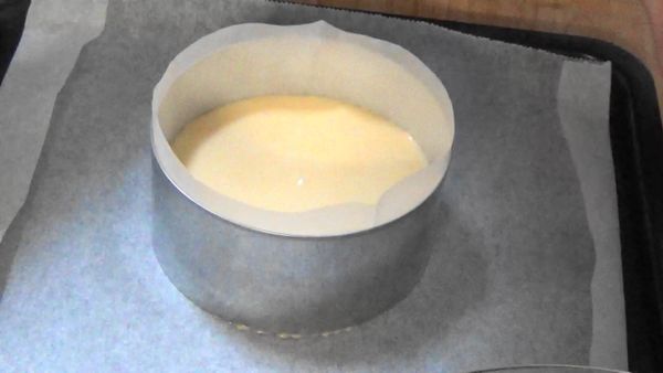 オーブンの場合・・・天板にオーブンシートを敷いて、上にセルクル型を乗せて生地を入れて１７０℃　２０分焼きます。
フライパン・・・フライパンにオーブンシートを敷いて、セルクル型を乗せて生地を入れ、弱火で蓋をして蒸し焼きにしてひっくり返して串を刺しても生地が付かなくなるまで蒸し焼きにします。