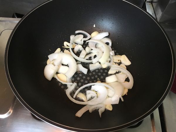 先炒蒜片再加入洋蔥一起炒