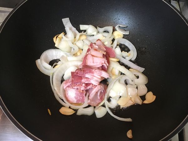 洋蔥炒半熟時加入培根一起炒，培根炒熟洋蔥也差不多熟了！