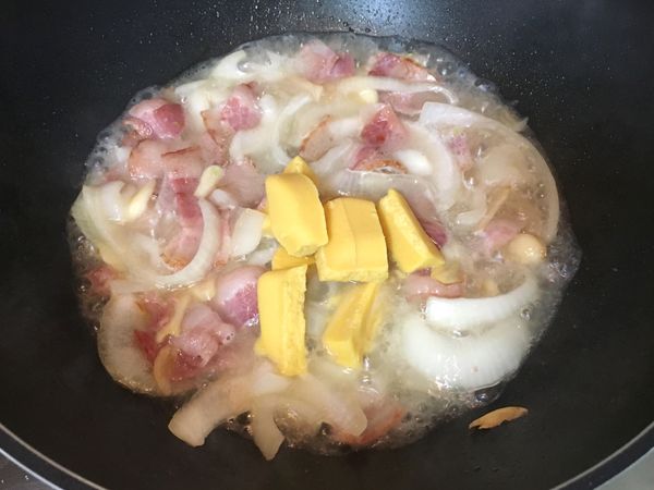 此時另一邊要順便煮通心粉，煮約五分鐘，這鍋加入約三大湯勺的煮麵水跟1～2杯水，然後放入白醬塊