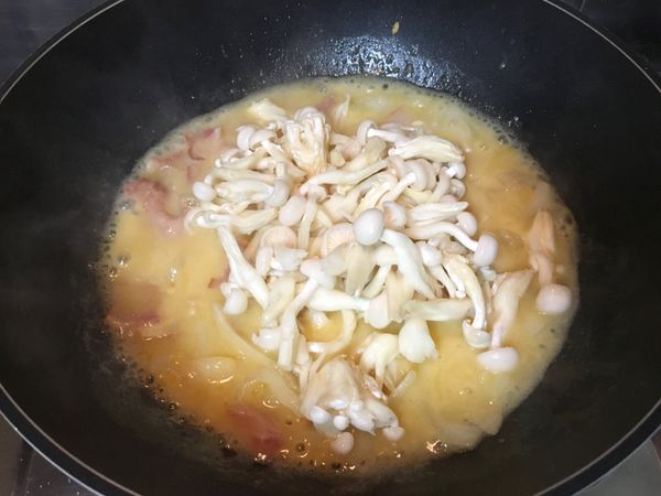 加入雪白菇，也是煮到約半熟