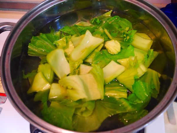 起一鍋滾水，將芥菜的梗先川燙，燙到梗軟後再將葉子放入川燙到芥菜熟，撈起備用