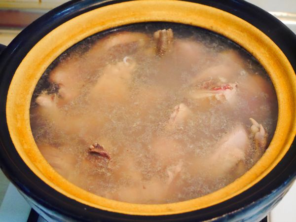 起另一鍋滾水將川燙後雞腿肉放入燉煮，煮到雞肉軟爛入味