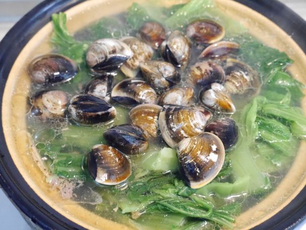 將步驟2燙好的芥菜放入，並將蛤蠣放入，蓋鍋煮到蛤蠣開口即可