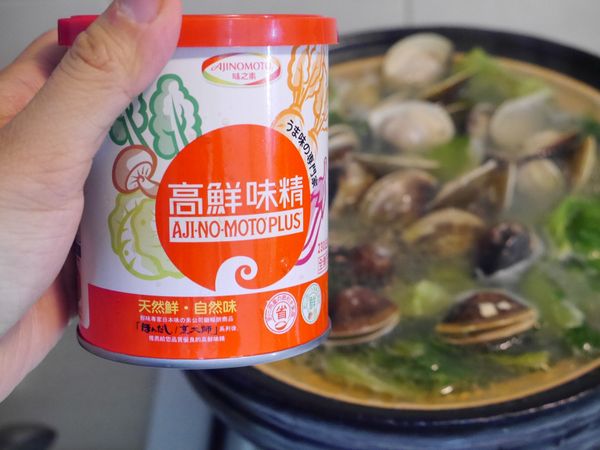 調味時加入味之素高纖味精更為提升雞湯風味