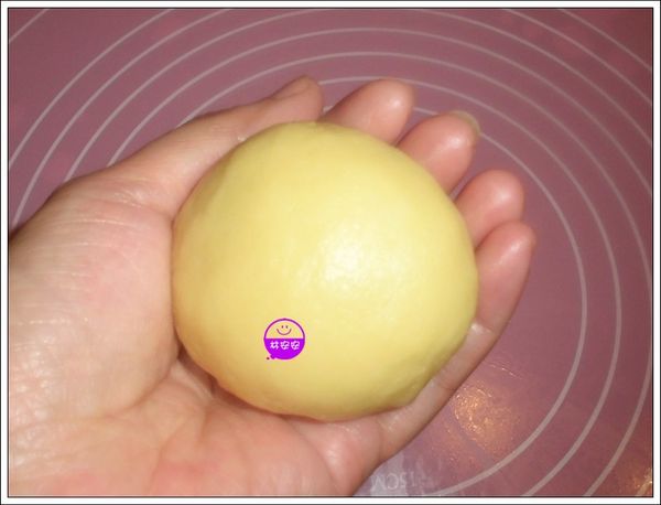 鬆弛１０分鐘後，將麵糰分成每份１２０克，滾圓。（貼心小叮嚀：如果最後有零散的請單一個桿捲。倘你不太會滾圓，可以使用包包子內餡捏合的方式）。