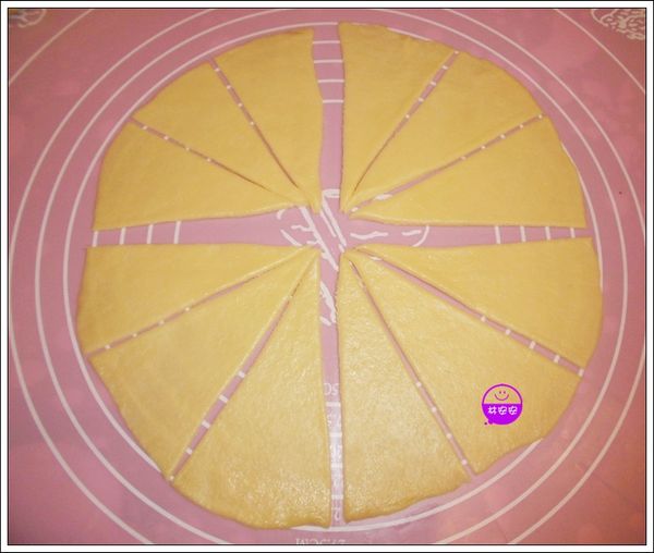 你把它想成四個象限吧！每一象限再三等分，如此你就有１２片每份１０克的小布利麵糰囉！