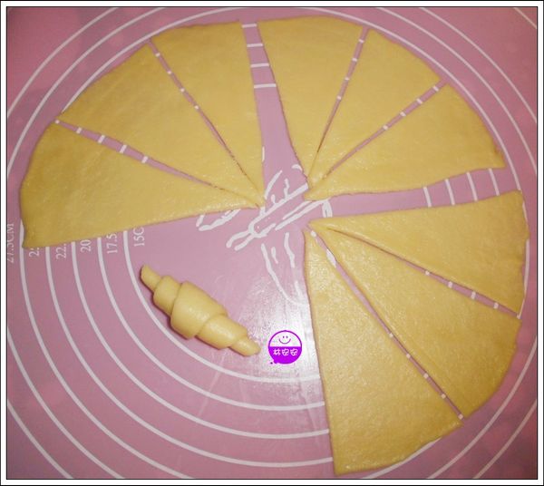 貼心小叮嚀：收口請留於下方，才不會烤好時，小布利蹺起來變型。