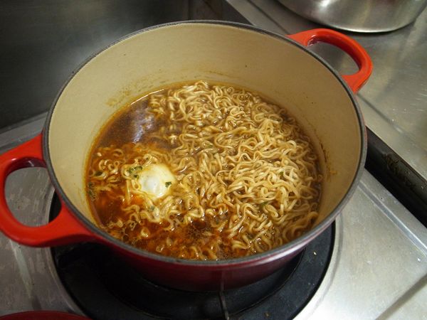 裝好一個碗公的水，蓋上蓋子到水滾，先丟所有的料還有雞蛋和料理包，煮好撈起分開放著