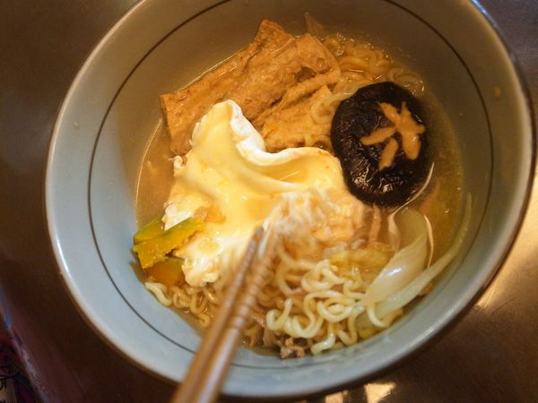 湯汁加一點水（因為會煮乾），等水滾再放麵，麵煮到鬆開之後丟蛋進去，撈起麵放好，鋪好所有的料，最後放上半熟卵