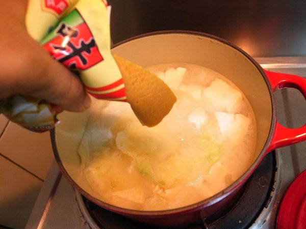 需要10元味噌一包，白菜和豆腐，豆漿200cc，油條一根，魚片最好找煮不老的魚(用旗魚太硬了，用鮭魚太油，用鱈魚不錯)