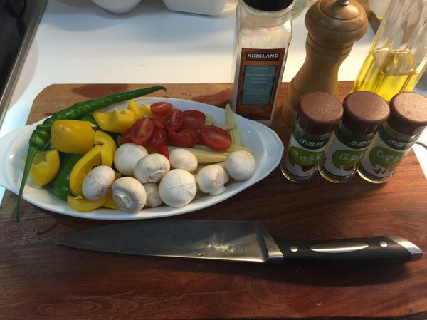 將青椒 甜椒切塊 洋蔥切片  玉米筍切條狀  小蕃茄對半切  洋菇頭劃十字