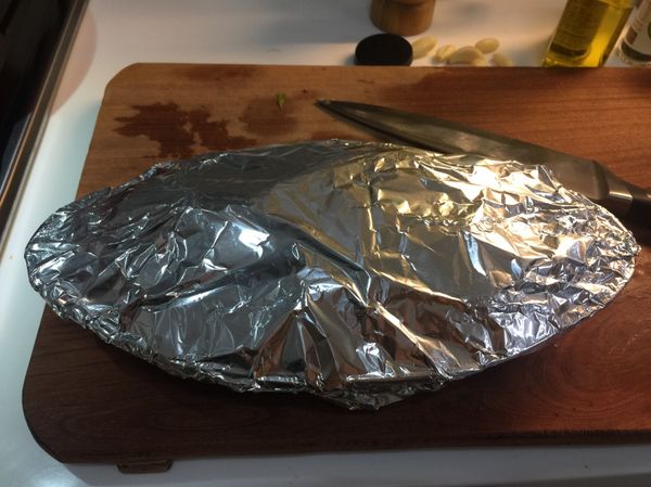 包上鋁薄紙搓洞 180度烤個20分後再拿掉鋁薄紙烤10分鐘  這樣比較不會焦 也不太需要顧