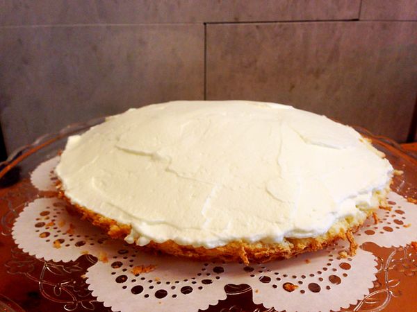 出爐放涼，從2/3處切開(上厚下薄)，鮮奶油、細砂糖、少許檸檬汁打發，中間厚四周薄塗抹在蛋糕體上，鋪回上方的蛋糕體，放冰箱冷藏。