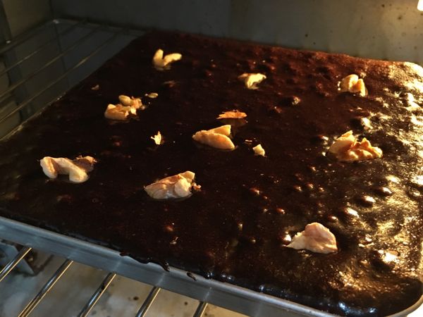 混合均勻的半成品倒入烤盤，可以加入適量的核桃。
180度的火烤約25~30分鐘。（中間可以用牙籤戳戳看，不黏就是好囉！）