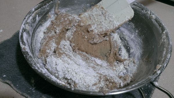 最後將粉類(麵粉、肉桂)拌勻