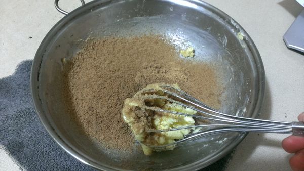 室溫奶油打散加入黑糖打勻