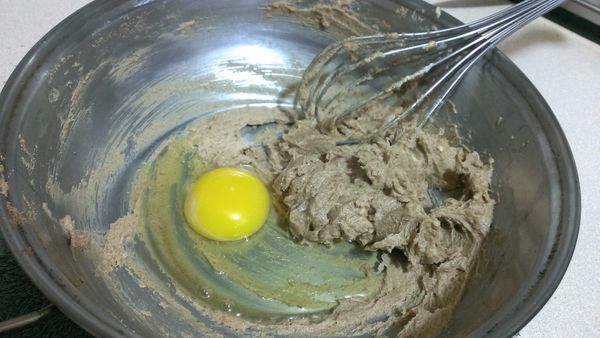加入雞蛋開始攪拌，前期會不容易攪拌，稍微需要一點耐心