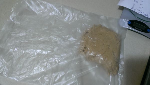 將麵糰放進大袋中，放進冷凍庫冰藏30分鐘，變硬較好操作模型