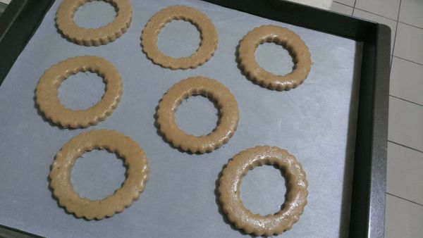 分開放置烤盤中準備，放進預熱後烤箱，以180度烤8分鐘