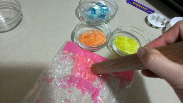 壓糖囉! 將糖果分開不同顏色，使用一個較厚的袋子，擀麵棍敲碎糖塊。建議不要敲太碎、也不要太早敲，糖果容易融化沾黏在一起