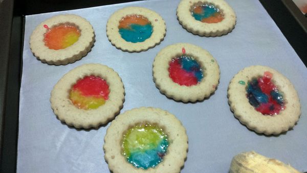 填入糖果的餅乾一樣以180度烤約5分左右，請用眼睛觀察，糖果融化邊緣微微冒泡即可從烤箱取出，取出後放涼後才從烤盤紙上拿起餅乾