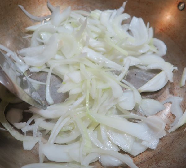 少許油小火炒香洋蔥