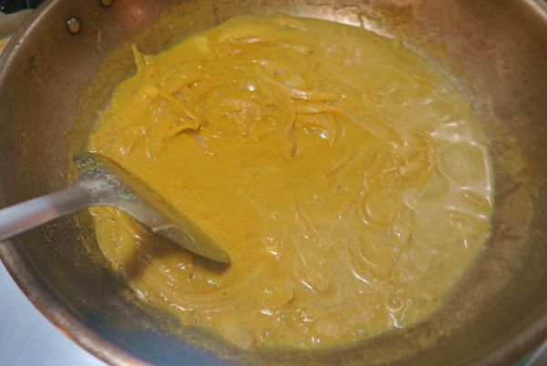 加入500CC水.薑黃粉..咖哩粉一起熬煮.