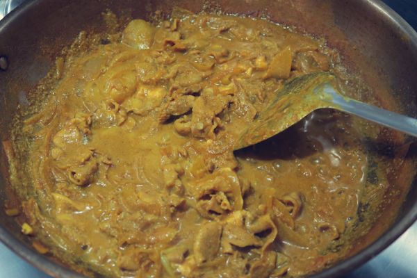 放入羊肉片.倒入優格.即完成