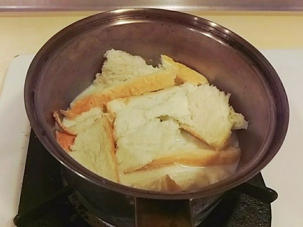 鮮奶溫熱後再將吐司撕片後放入