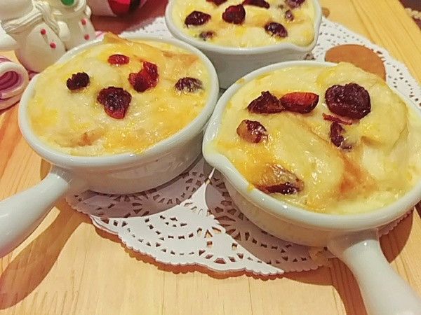 烤箱需先預熱10分鐘 用180度烤　
烤的時間要依使用的烤箱大小來決定出爐時間
最簡易的方式用目測如已膨脹且表面呈現焗烤的顏色就大致已完成
待涼食用風味更佳