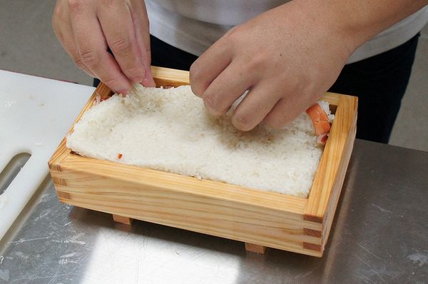 稍微用力將醋飯與食材壓實後，將模具倒過來後取出。