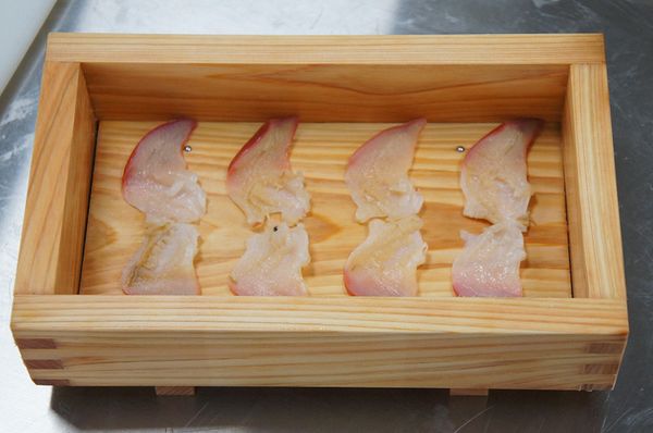 醋飯備料：白飯可以稍微煮硬一點，再配上自己喜歡的醋去調味。放涼之後可以拌入「黃金魚子醬」增添口感。

取用箱壽司的模具沾點水弄溼後備用；將生食級北極貝解凍後橫切放在底層。如果沒有模具的話，一般長條型的牛奶紙盒，將長條型切掉就可以代用了。