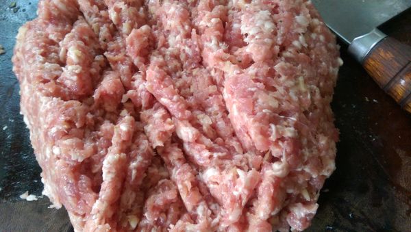 與絞肉一起剁...至有黏性