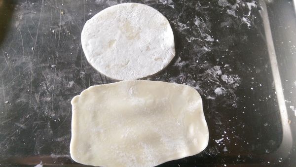 把圓形的餃子皮...塑形為長方形
