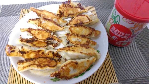 煎好的煎餃...看起來很讚