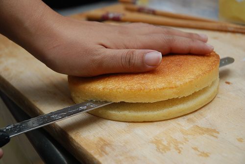 需要的材料是7-11的蜜雪蛋糕一個(25元)，7-11美式咖啡半杯， Mascarpone起司一盒(大賣場就有，放在鮮奶油旁邊)、咖啡酒或者萊姆酒兩大匙

蜜雪蛋糕或者蜂蜜蛋糕都可以，剖半