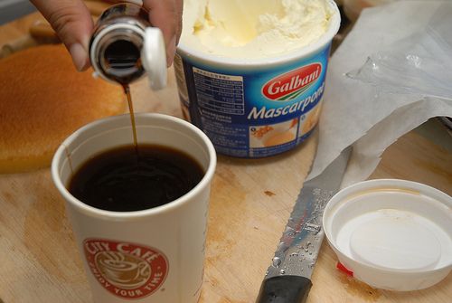 咖啡裡面倒一點酒，先喝喝看濃度