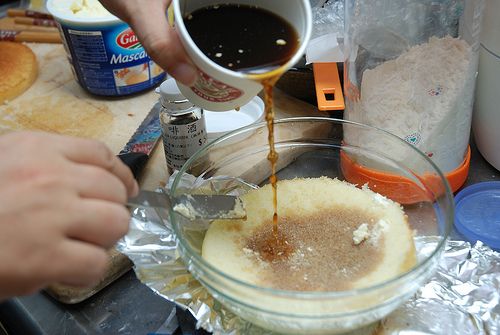 拿一個玻璃器皿(買到方形蛋糕就拿方形玻璃，圓形蛋糕就用圓形缽)，第一層放入蜜雪蛋糕的底層，然後倒入咖啡(建議用刷得比較好，才不會過量)