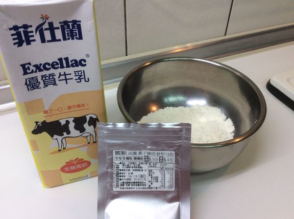 先製作老麵團，用蓋子或保鮮模包覆蓋，室溫發酵1小時，冬天加長發酵時間，在鍋內放溫水或將麵團蓋被子提高溫度