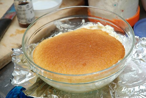 如果咖啡中有甜，Mascarpone就不用灑糖，如果咖啡沒加糖，可以鋪好起司之後灑上糖