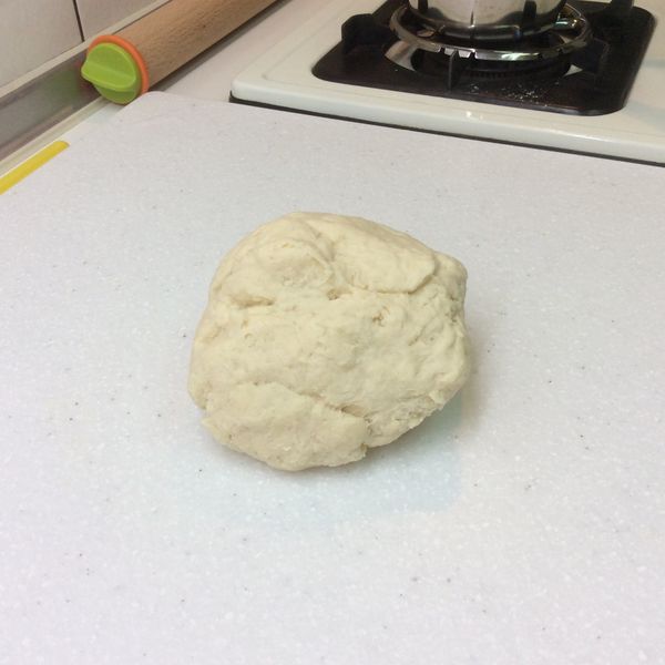 和成一個麵團，柔軟的程度像耳垂般的軟度