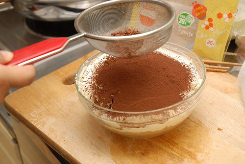 其實作這個很隨性，能切三層就三層，兩層也可以，反正最上方是起司，然後鋪可可粉