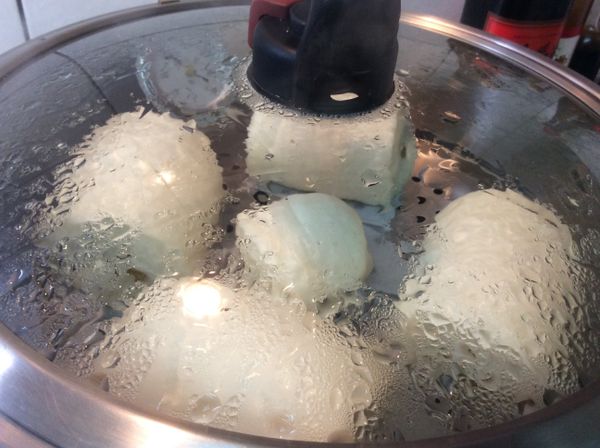 重量150 g以下的饅頭，中大火蒸14分鐘，然後轉中小火6分鐘