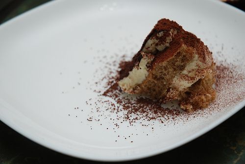 一般來說店家放冰箱的時候並不會先灑好可可粉，都是客人要吃才切塊裝盤，撒上可可粉，可以避免潮濕，自己吃就隨意