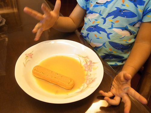 跟小姪子姪女一起玩，拿個淺盤子倒入奶茶(小朋友不要喝咖啡)，手指餅乾放下去數123翻面，數123拿起來，排排放好之後抹入Mascarpone，再放上一層手指餅乾，再抹上macaroons，最後上面篩上可可粉