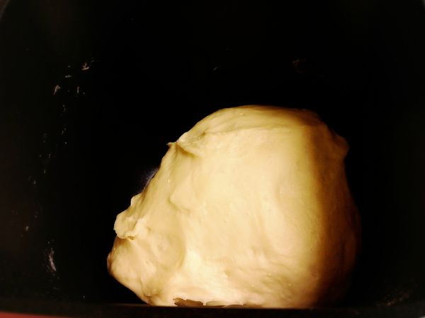 用麵包機選擇麵包麵糰第14項(我的是Panasonic 105T), 約1小時，完成後取出