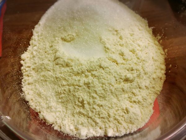 除了酵母粉，糖鹽粉倒入麵包機，加入鮮奶, 酵母粉加入酵母盒，